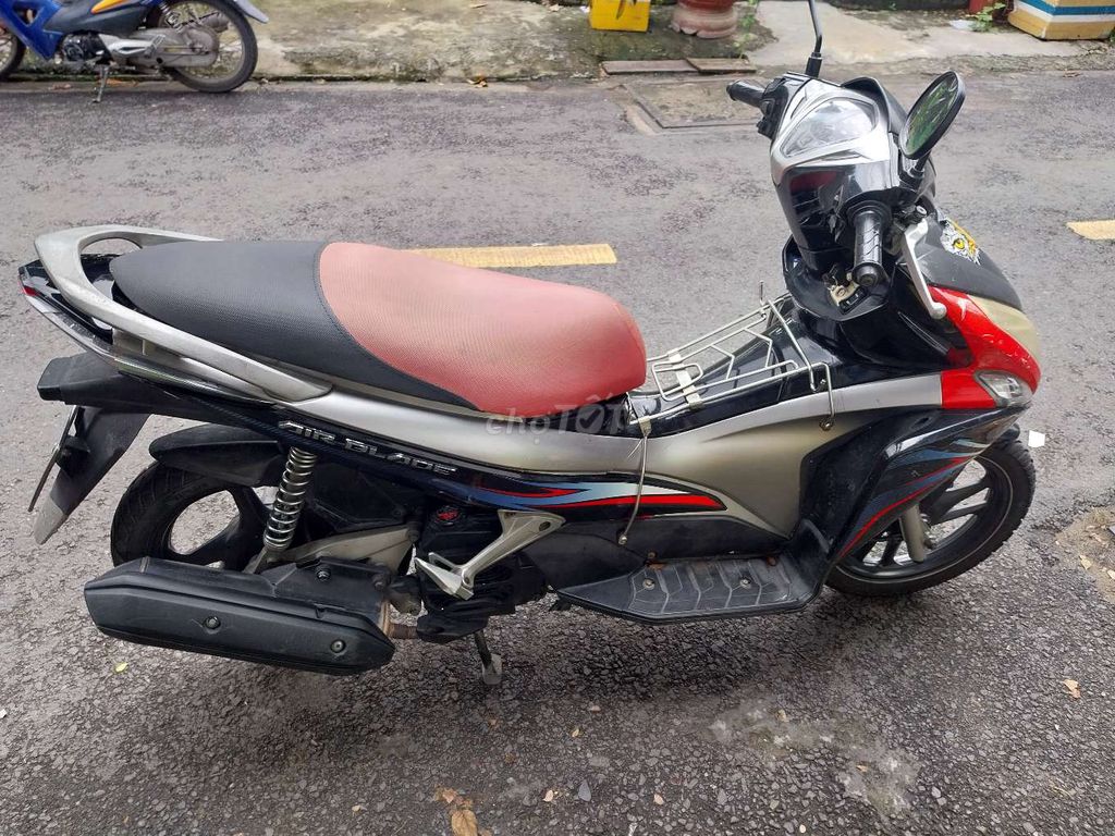 Honda Air Blade 2024 красно-черно-серебристый