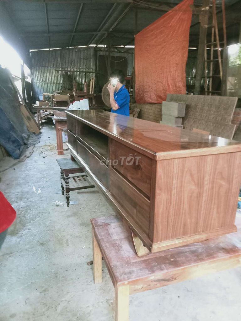 Kệ tivi gỗ óc chó màu nâu. Mua bán Tủ, kệ gia đình tại Thành phố Buôn Ma Thuột Đắk Lắk được đăng bởi tranh chữ khay trà đốc lịch hình 1