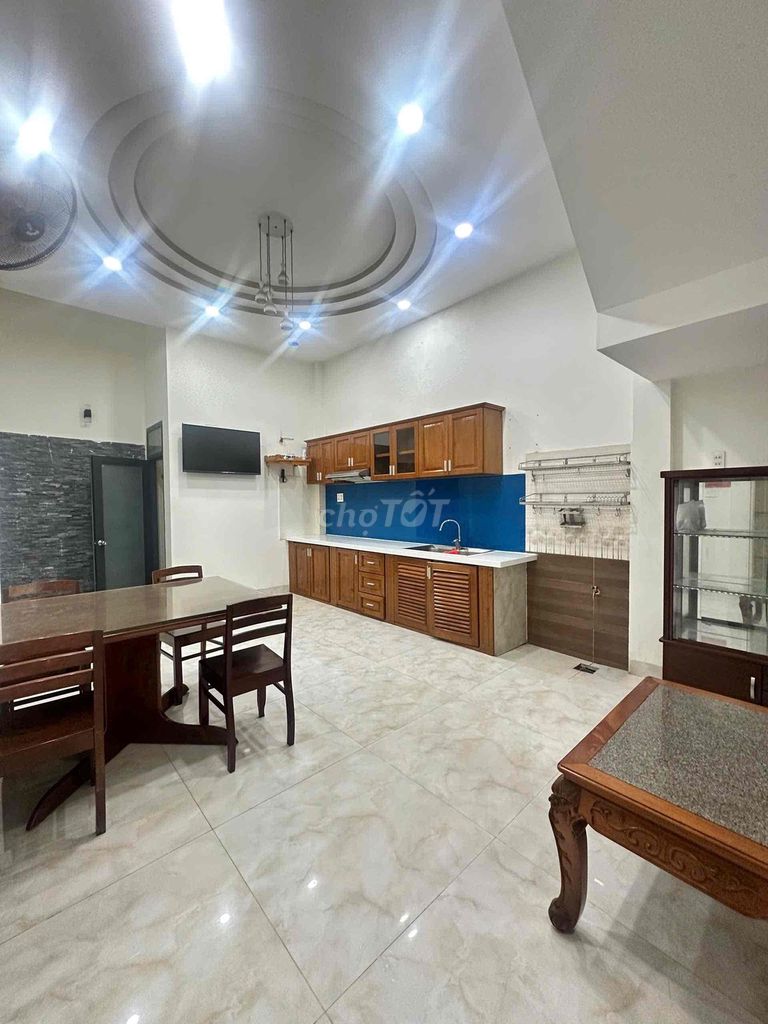 Сдаётся дом на главной улице Lam Sơn, центр Нячанга