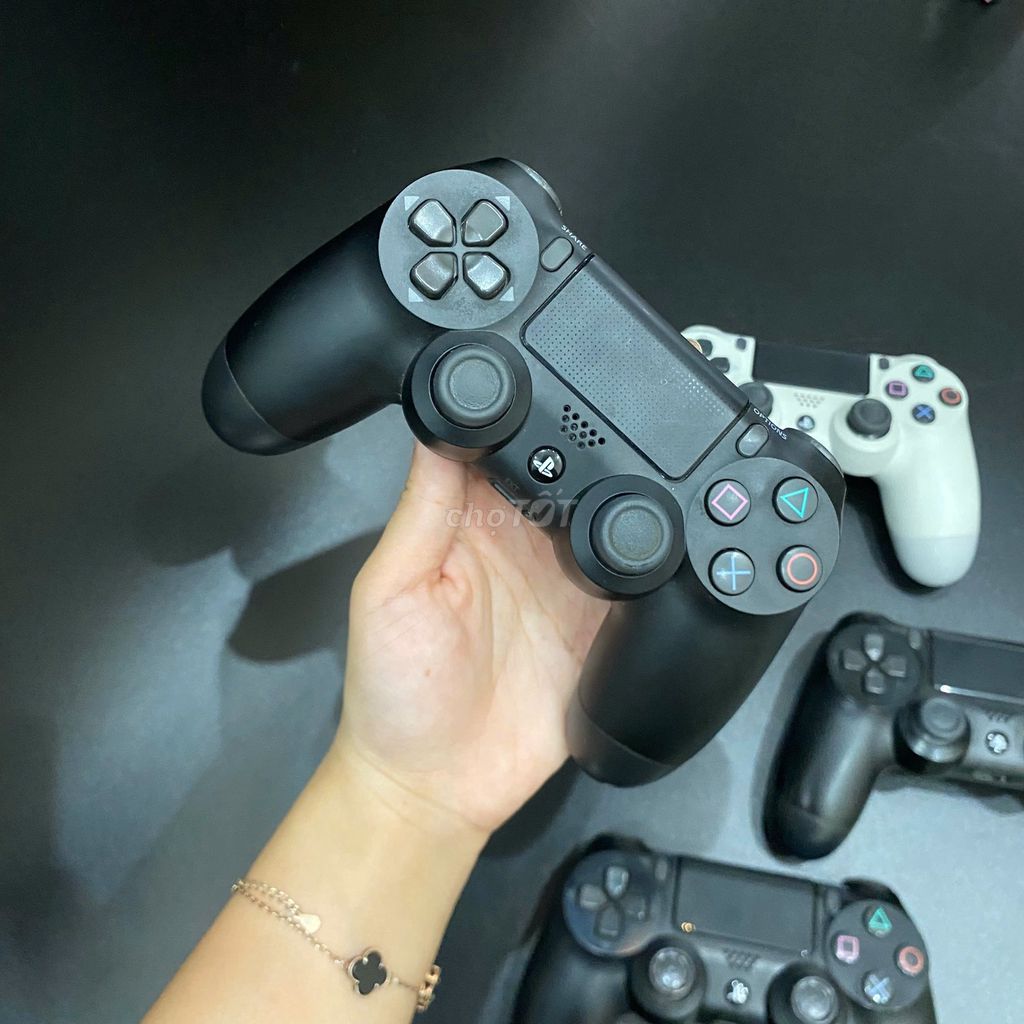 Tay cầm chơi game Sony PS4 Đen. Mua bán Thiết bị chơi game tại Quận 10 Tp Hồ Chí Minh được đăng bởi MộcPhạmWeGames hình 1