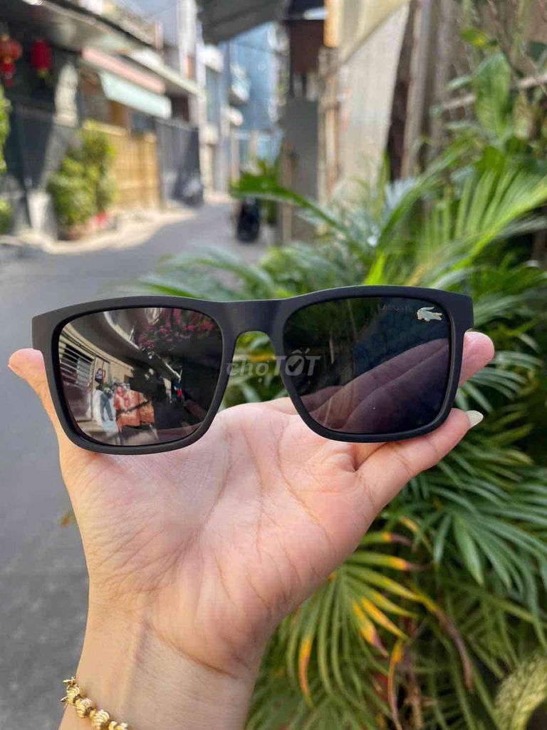 Kính râm Lacoste Unisex Đen. Mua bán Phụ kiện thời trang khác tại Quận Hải Châu Đà Nẵng được đăng bởi Khánh Huyền hình 1