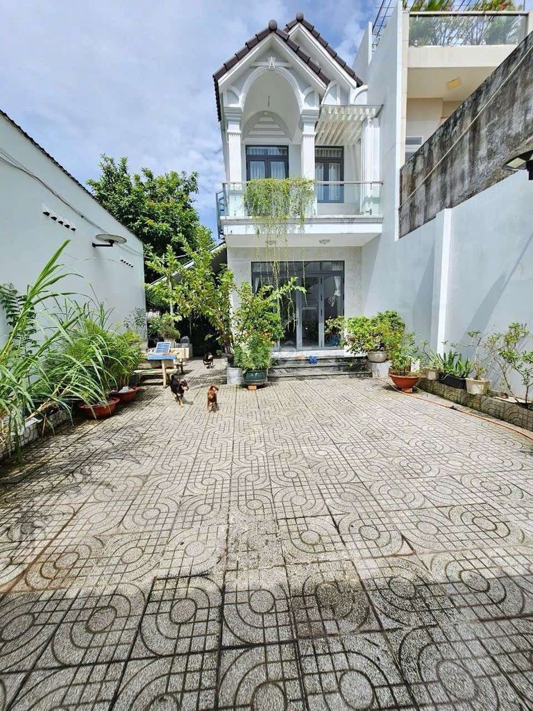 Nhà phố sân vườn đẹp gần chợ Xóm Vắng và Vincom550 Tp. Dĩ An
