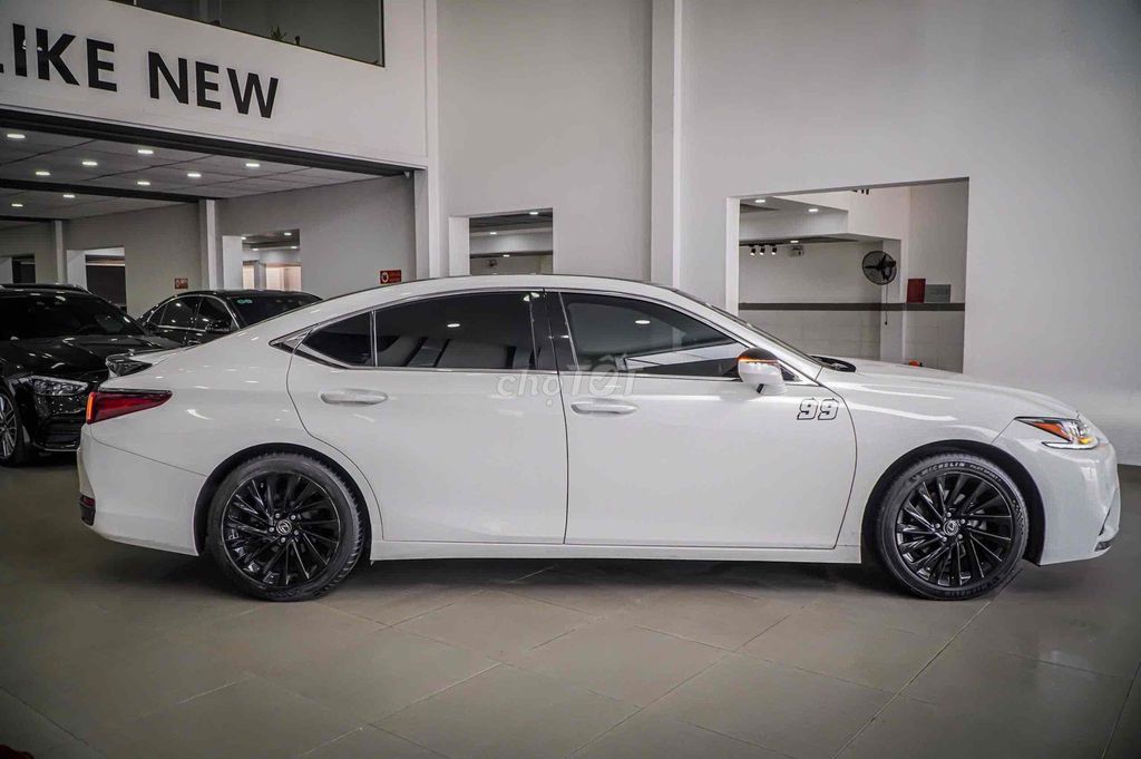 Лексус ES250 2019 Белый/Коричневый 76,700 км