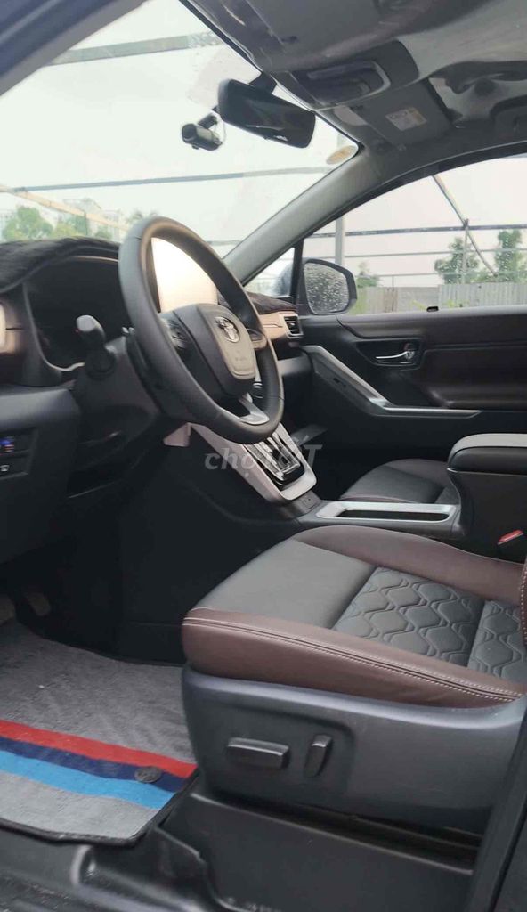 Toyota Innova Cross 2.0V 2024 Xanh Đen 24.700 km