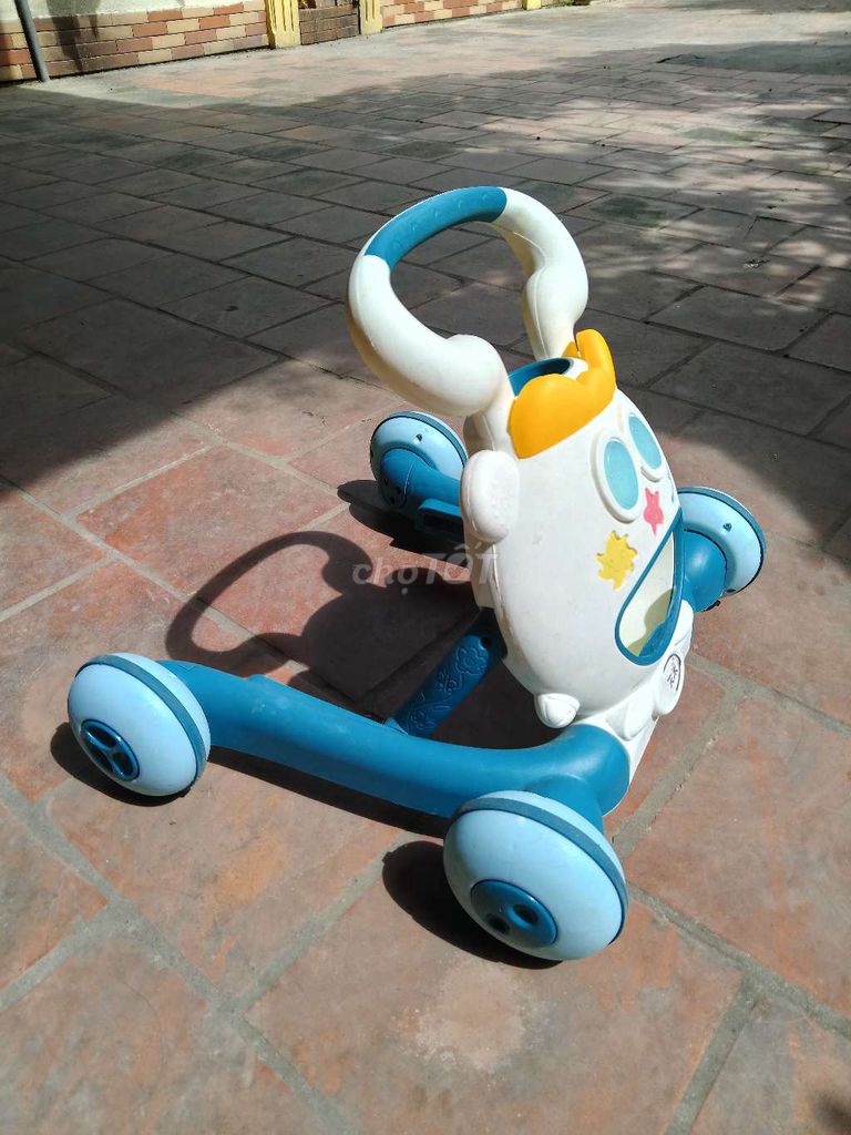 Xe tập đi chống ngã cho bé