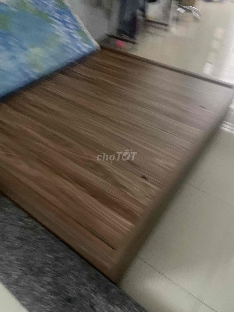 chuyển phòng cần bán giường 1,8x2m, mới mua