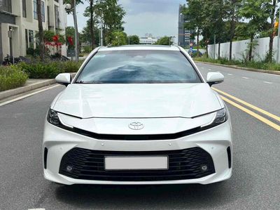Toyota Camry 2025 2.0Q Trắng Ngọc Trai 20000Km