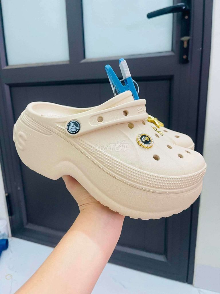 Dép Crocs Nữ Kem Nhựa W6. Mua bán Giày dép tại Quận 5 Tp Hồ Chí Minh được đăng bởi Tran Thuy An hình 1