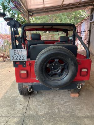 Jeep capo bầu màu đỏ