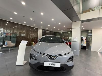Xe điện VinFast VF6 PLUS Xám Đỏ