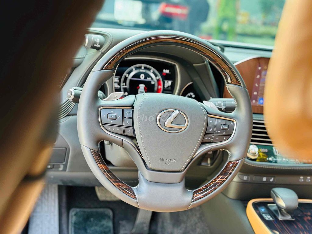 Lexus LS 500 odo mới 17.000km model 2024. Mua bán Ô tô tại Quận 8 Tp Hồ Chí Minh được đăng bởi Hồng Phúc hình 14