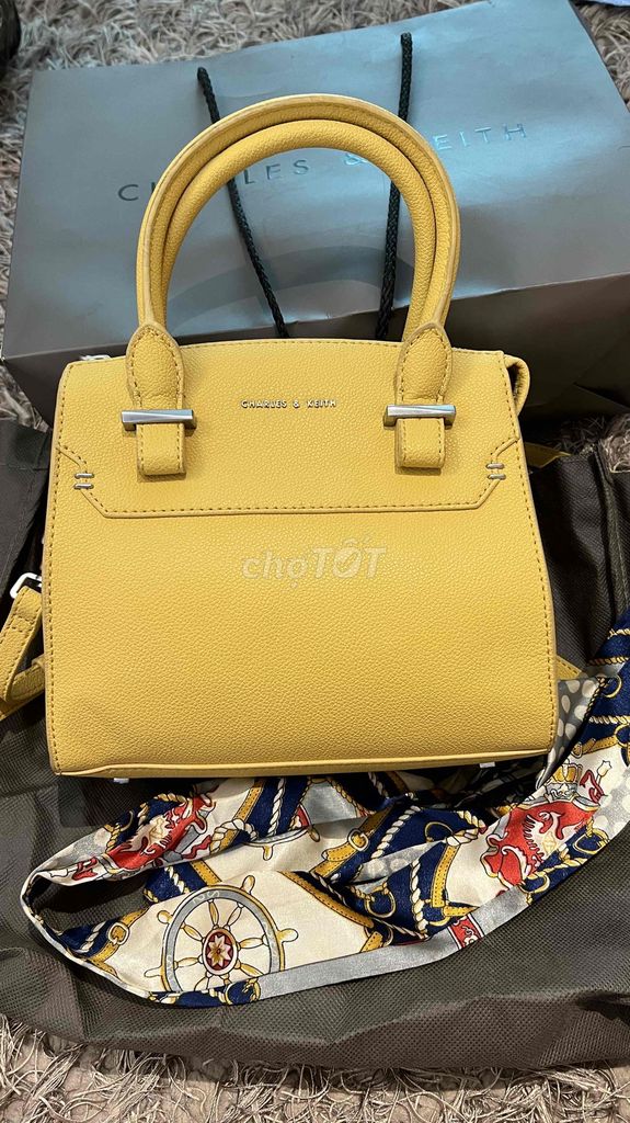 Pass túi Charles Keith auth y hình vàng đẹp