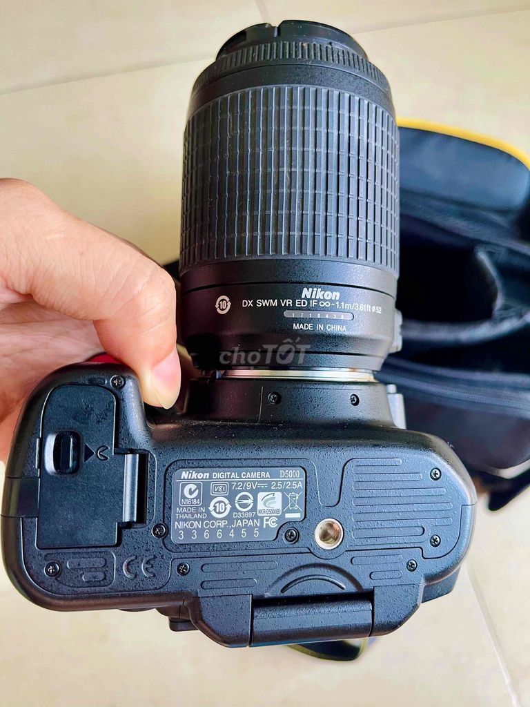 Máy ảnh Nikon D5000 kèm theo 2 lens, sạc, túi đựng