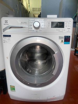 E cần bán máy giặt Electrolux inverter 9kg. Mua bán Máy giặt tại Quận Hải Châu Đà Nẵng được đăng bởi Lê Thuỳ Trinh