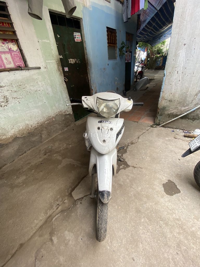 Белый скутер Suzuki