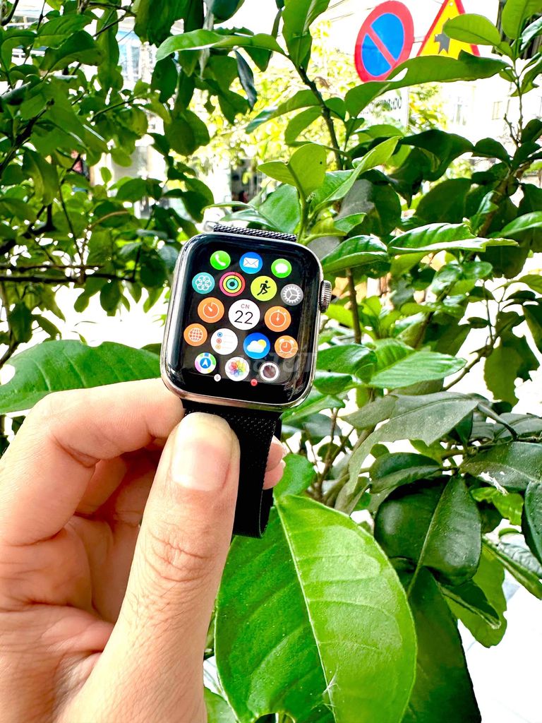Đồng hồ thông minh Apple Watch Series 4 Thép 40mm. Mua bán Thiết bị đeo thông minh tại Quận Thanh Khê Đà Nẵng được đăng bởi Bùi Trung Kiều hình 1