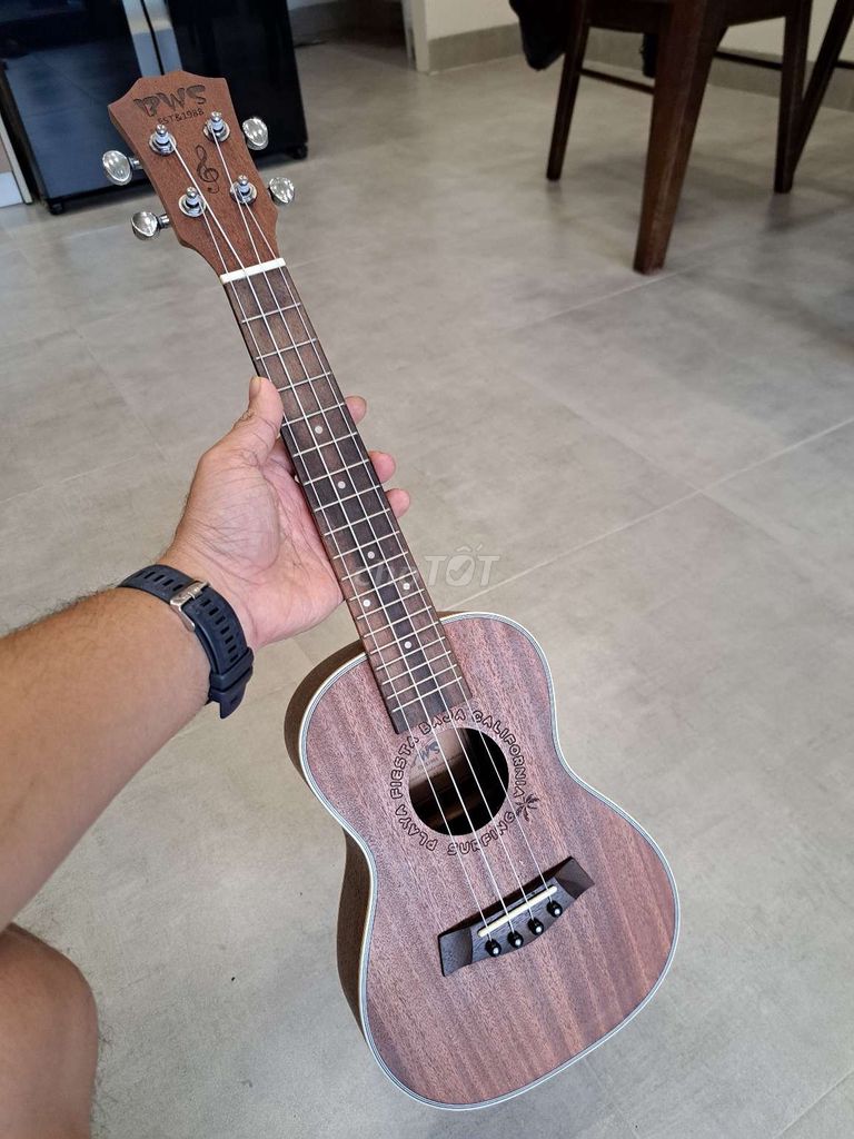 Đàn Ukulele mua về không dùng còn như mới