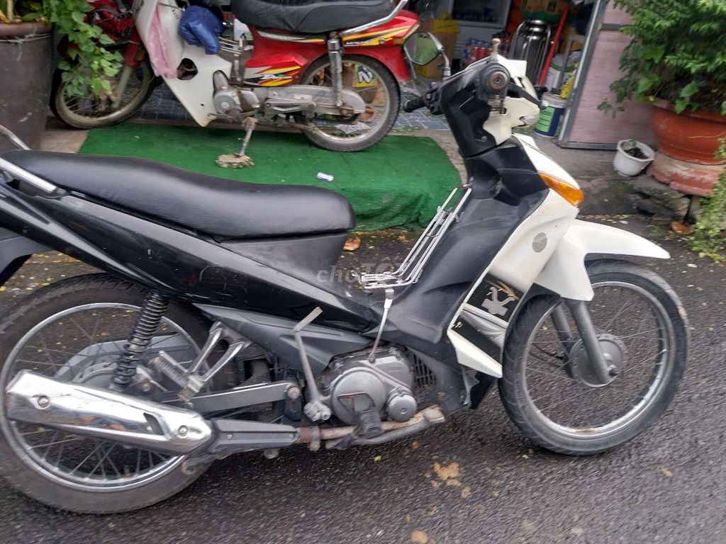 Скутер Yamaha белый, черный