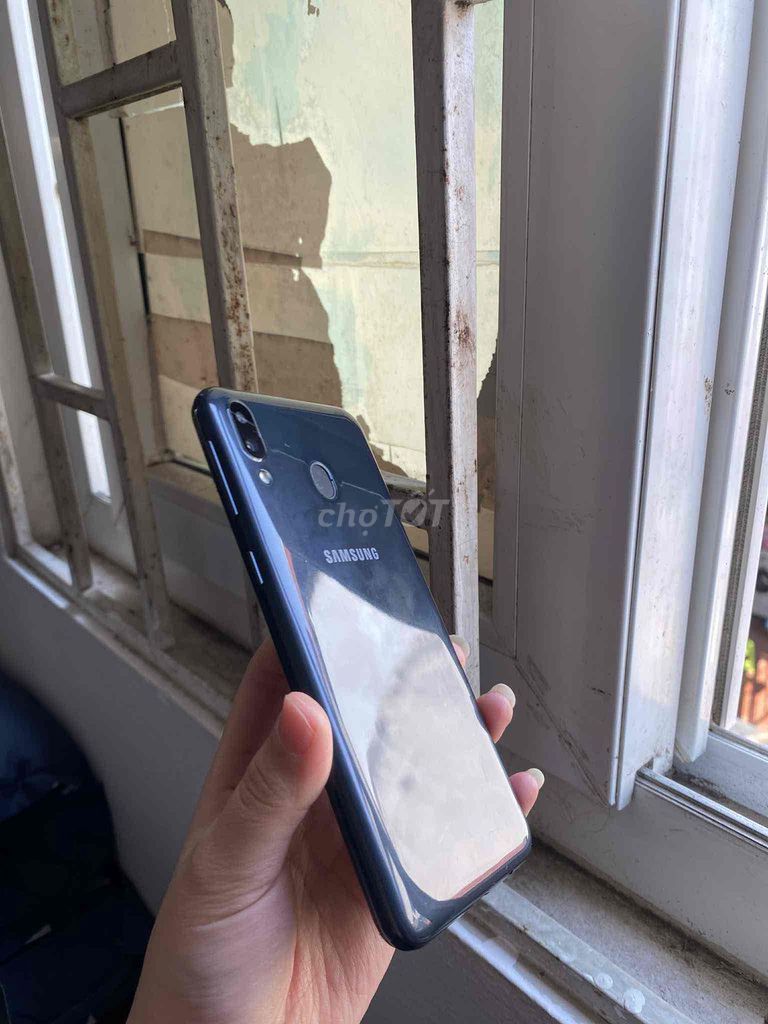 Samsung Galaxy M20 Đen (cần bán gấp). Mua bán Điện thoại tại Quận Long Biên Hà Nội được đăng bởi Lương Tuấn Nghĩa hình 1