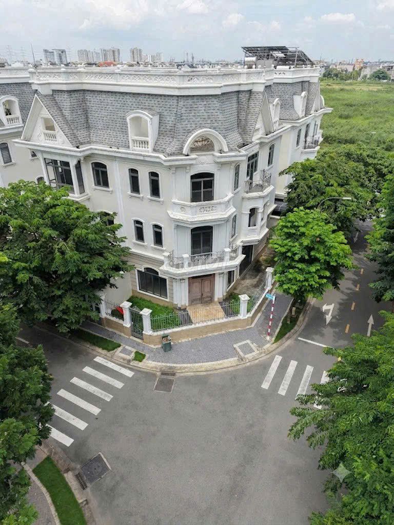 Угловая вилла 2 фасада в Victoria Village, 176.8 кв.м, 4 этажа, вид на парк