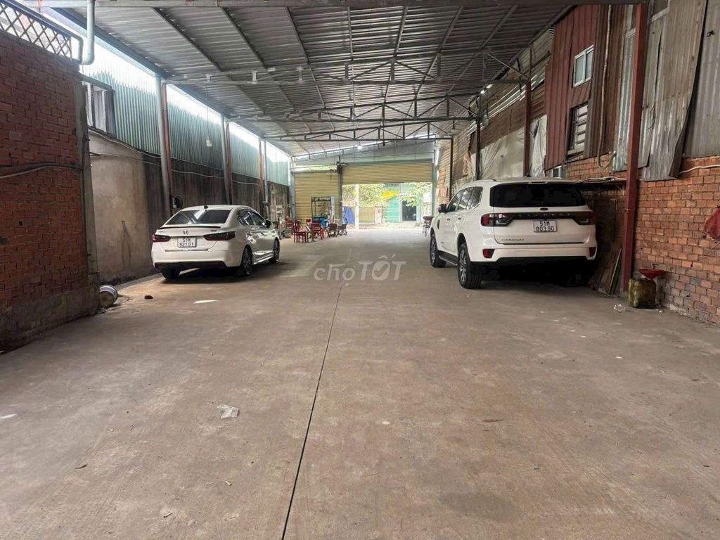 Kho 600m² Đường Container – Mái cao Nền bê tông – Xe container vào 