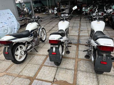 Honda CB250 màu Trắng