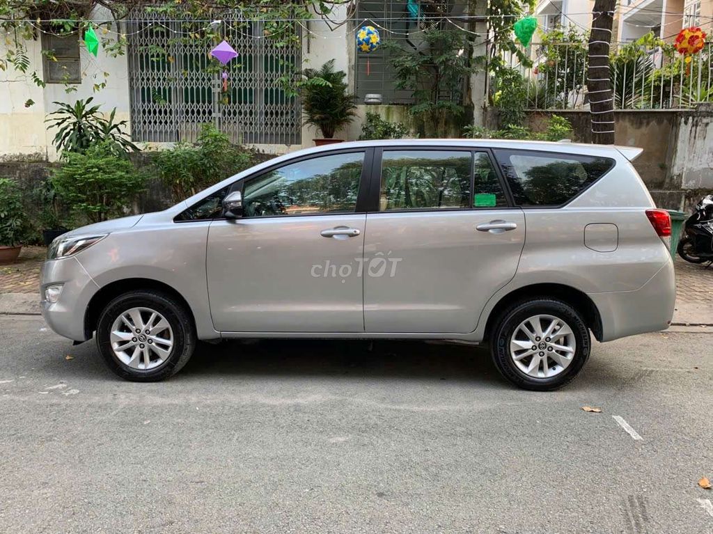 Gia đình bán xe Toyota Innova E SX 2019