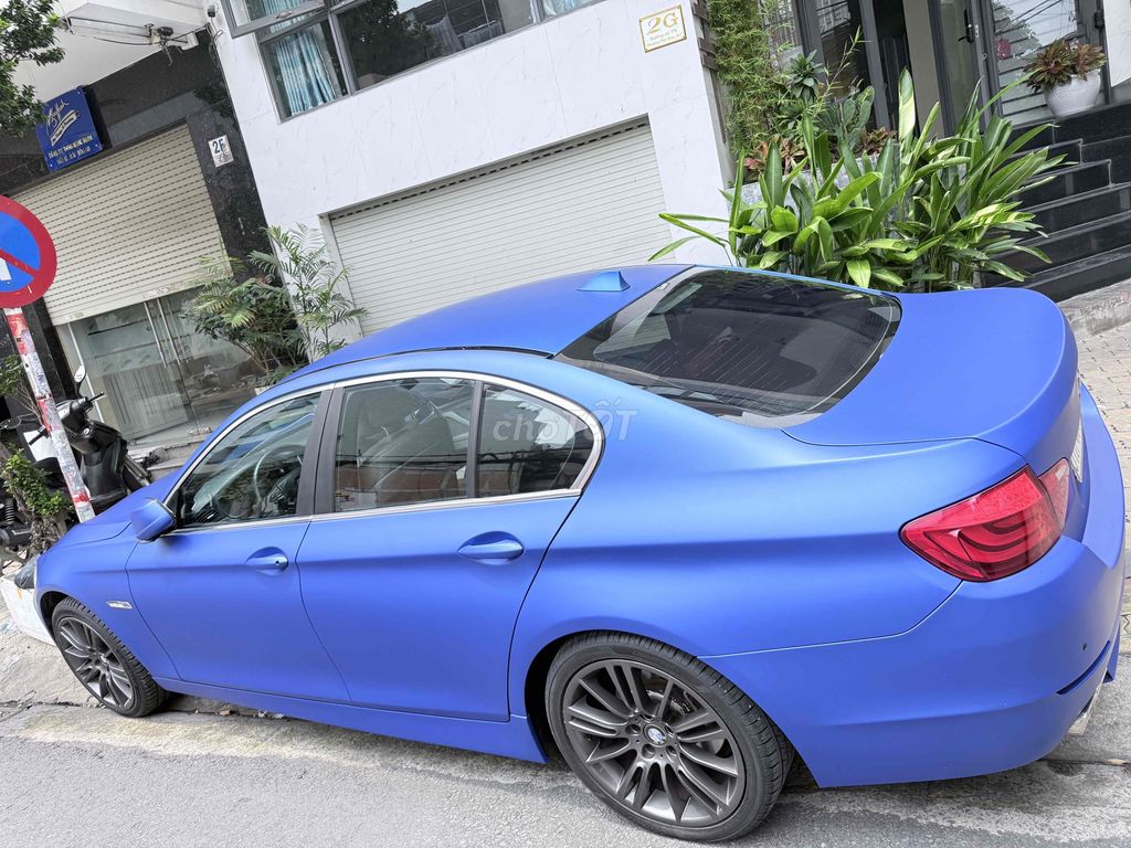 BMW 523i 2010, матовый зеленый, диски 19, премиум для прогулок