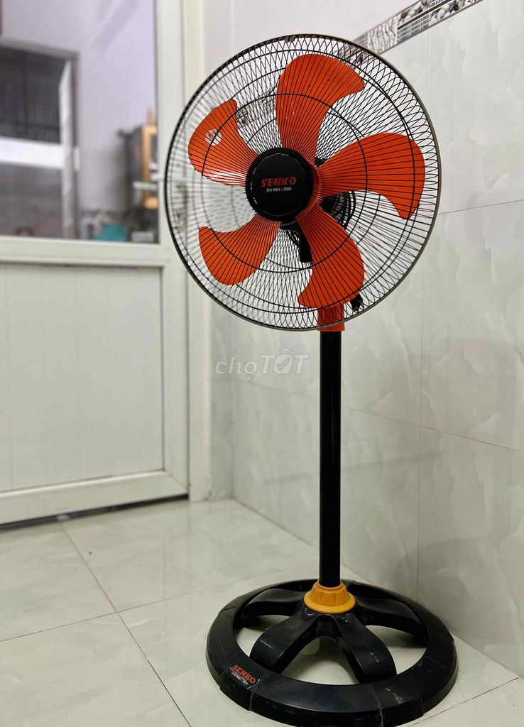 Quạt đứng Senko Cam đen 5 cánh còn rất mới. Mua bán Quạt tại Thành phố Biên Hòa Đồng Nai được đăng bởi Nguyen Tân hình 1