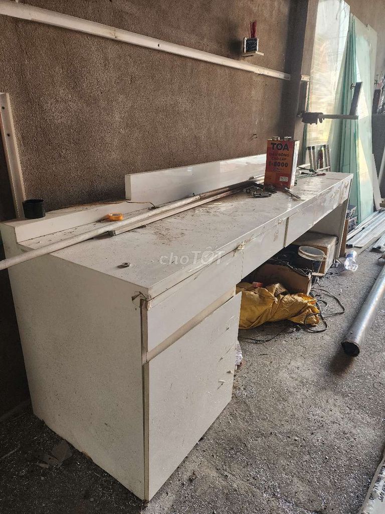 Bàn làm việc gỗ màu trắng. Mua bán Bàn ghế tại Quận Liên Chiểu Đà Nẵng được đăng bởi Tri hình 1