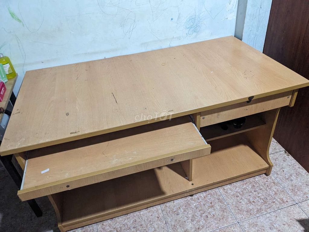 Bàn làm việc Gỗ Vàng gỗ 1m2. Mua bán Đồ dùng văn phòng tại Thành phố Buôn Ma Thuột Đắk Lắk được đăng bởi 7A7-40-XuanTung hình 1