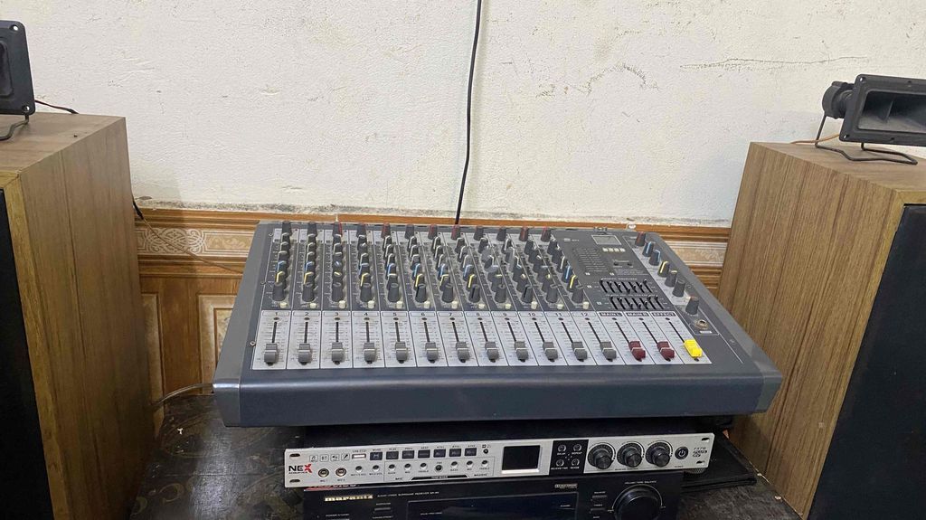 bàn mixer liền công suất cao cấp. rất sang trọng. Mua bán Tivi, Âm thanh tại Quận Long Biên Hà Nội được đăng bởi sản phẩm như hình còn rất tốt hình 1
