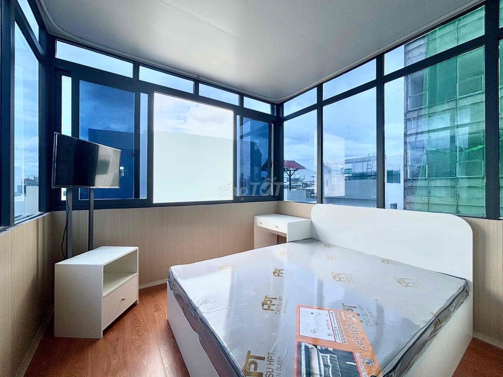 Căn Hộ View Kính Tách Bếp Có Thang Máy FullNT Cao Cấp Giáp Quận 1