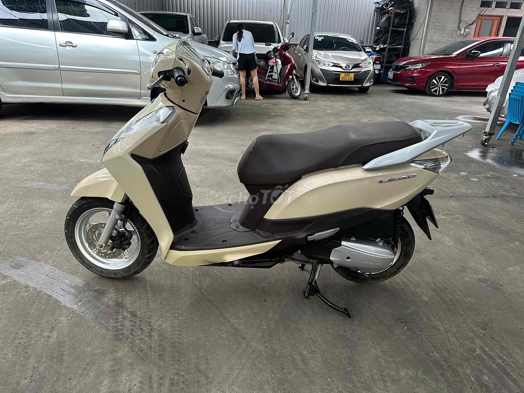 Honda LEAD 125 Fi желтый кремовый конец 2014 г. госномер Хошимина