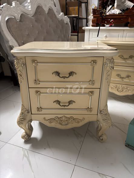 Tủ đầu giường gỗ kem tân cổ điển. Mua bán Tủ, kệ gia đình tại Quận 12 Tp Hồ Chí Minh được đăng bởi Hội Đồ Điện Tử hình 1