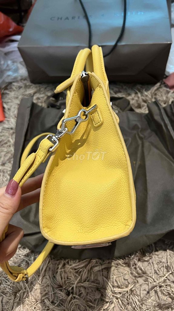 Pass túi Charles Keith auth y hình vàng đẹp
