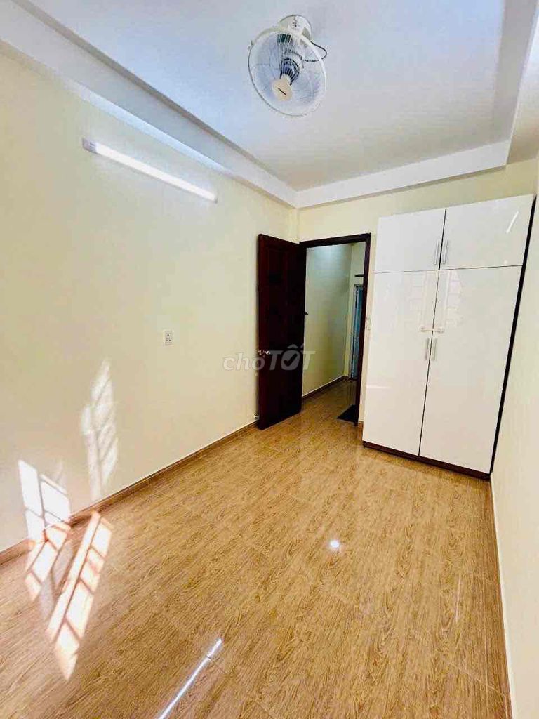 Новый дом в районе 1, 2 этажа + терраса, 2 спальни, базовая мебель, для 3-4 человек