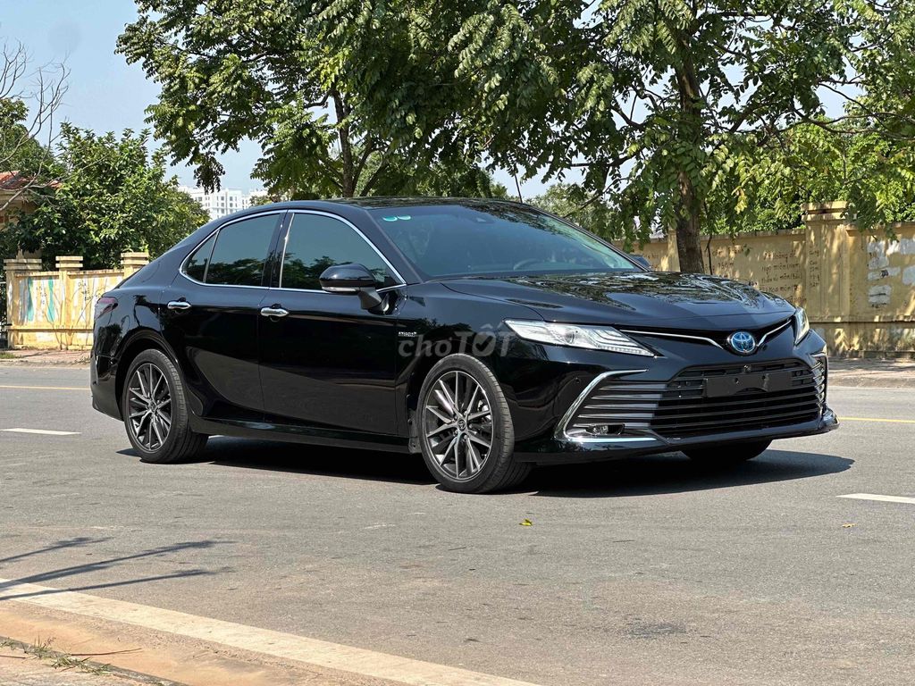 Toyota Camry 2022 2.5HV (Hybrid) - 30000 km