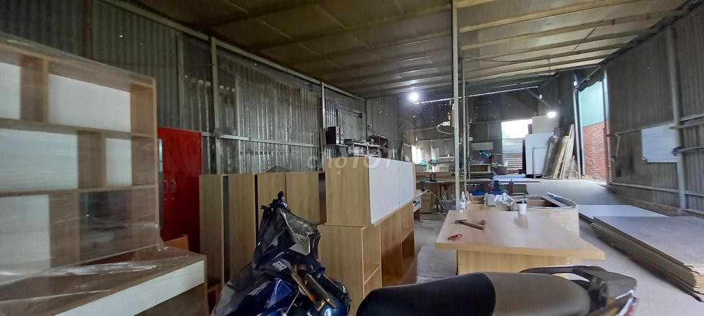 Cho thuê nhà xưởng 300m2, có sẵn máy cưa bàn trượt...