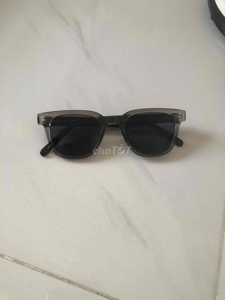 Kính râm unisex màu xám. Mua bán Phụ kiện thời trang khác tại Quận 8 Tp Hồ Chí Minh được đăng bởi My My hình 1