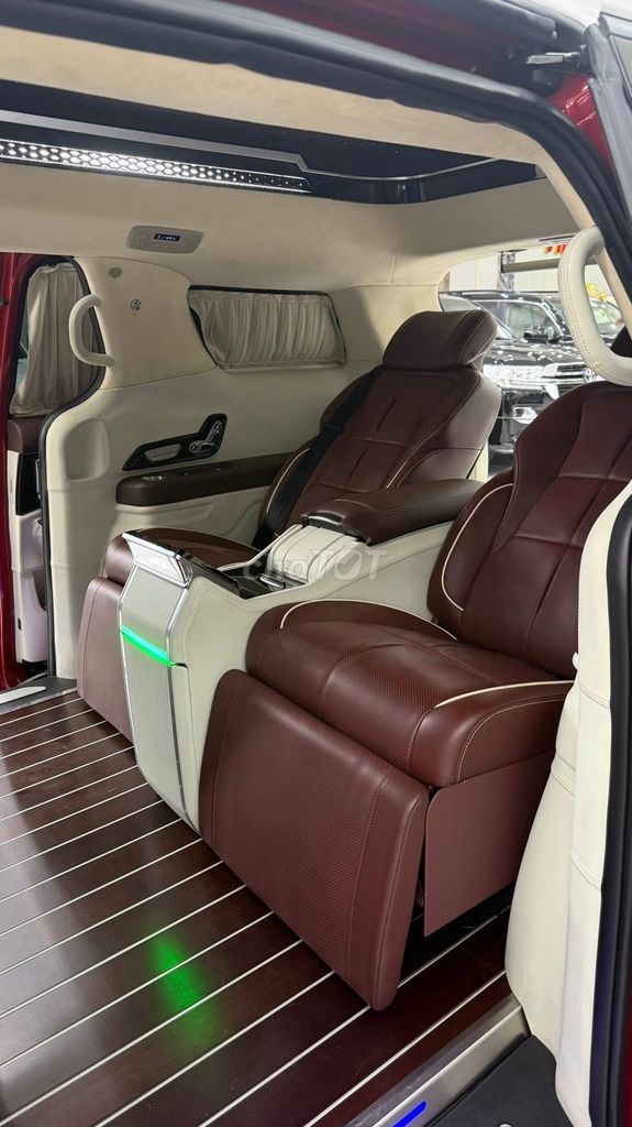 Kia Carnival Royal VIP 2023 Đỏ trắng. Mua bán Ô tô tại Quận 1 Tp Hồ Chí Minh được đăng bởi Mr Hợi  hình 9