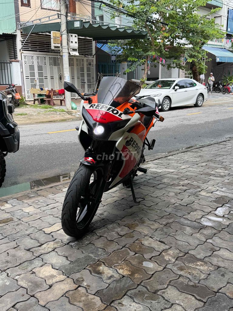 Honda CBR150R оранжево-бело-красная