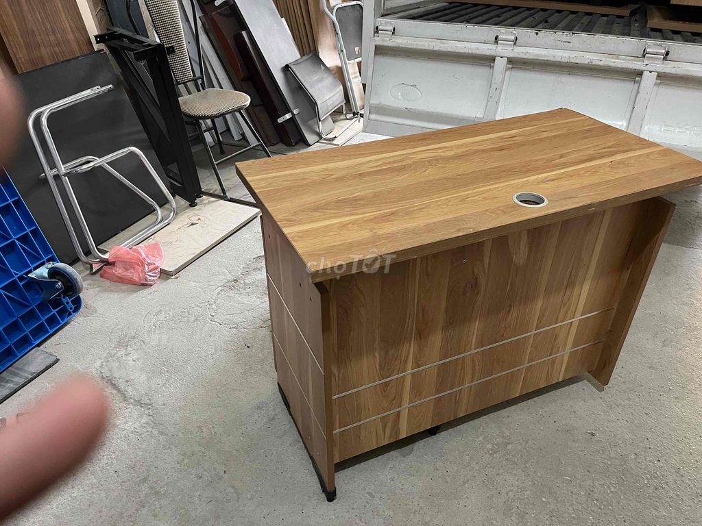 Bàn làm việc gỗ nâu 100x50x75cm. Mua bán Bàn ghế tại Quận Bắc Từ Liêm Hà Nội được đăng bởi Vũ tiến dung hình 1