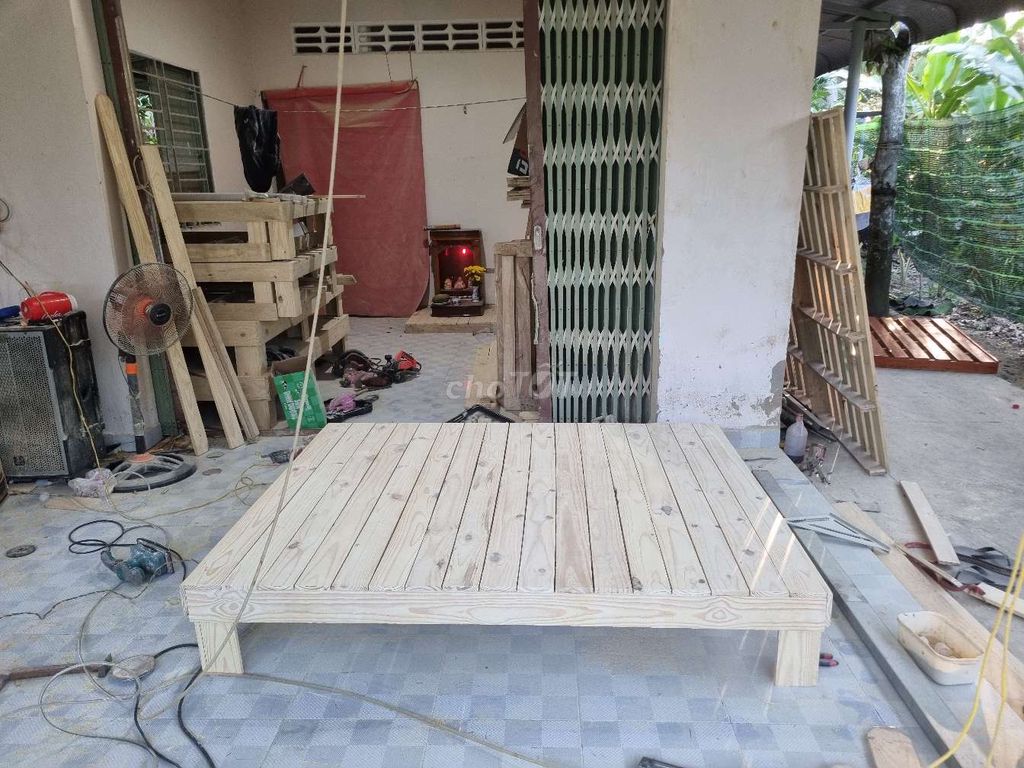 Giường pallet chất liệu gỗ thông