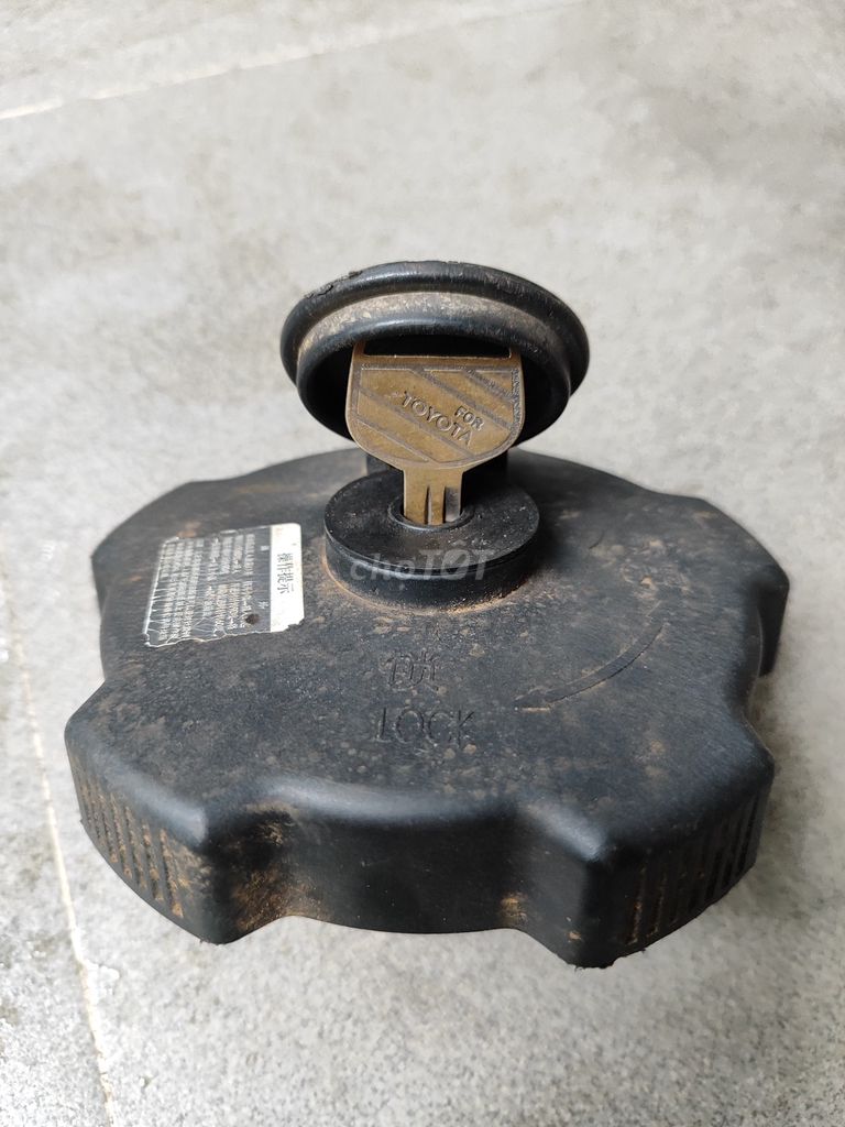 Nắp bình xăng nhựa đen có khóa. Mua bán Phụ tùng xe tại Quận Liên Chiểu Đà Nẵng được đăng bởi Tuyền hình 6