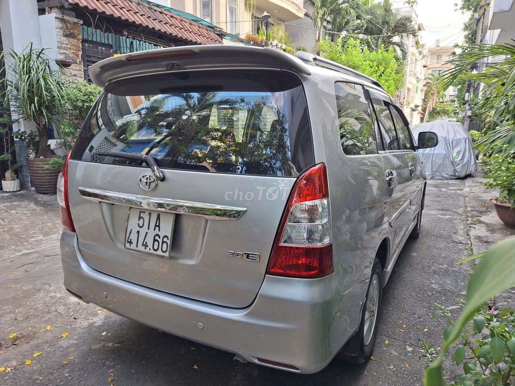 Toyota Innova 2013, семейный автомобиль