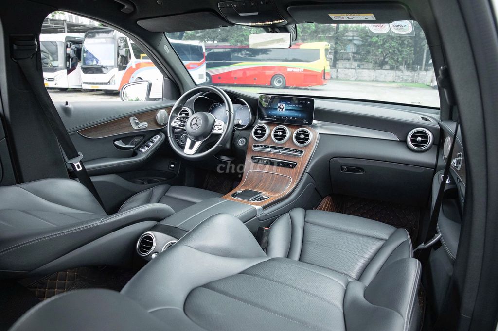 Mercedes GLC200 4Matic 2022 màu trắng 3v8km. Mua bán Ô tô tại Quận Gò Vấp Tp Hồ Chí Minh được đăng bởi Trâm Anh Xe Lướt  hình 2