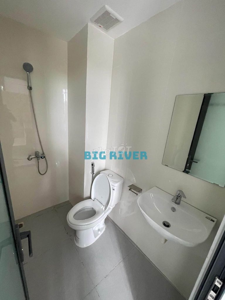 Phòng trọ full nội thất có ban công, thang máy gần ĐH FPT