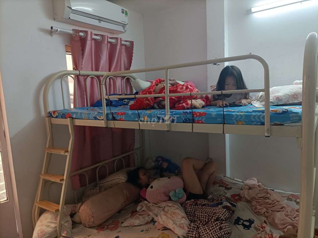 Giường tầng Kim loại Trắng Tiết kiệm không gian. Mua bán Giường, chăn ga gối nệm tại Quận Tân Bình Tp Hồ Chí Minh được đăng bởi Như anh hình 1