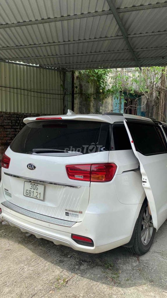 Kia Sedona 2019 белый 90.000 км